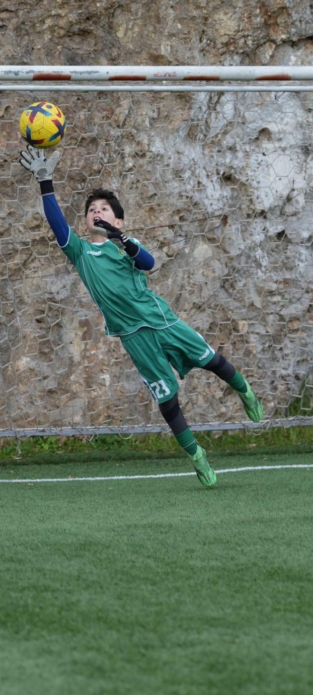 Lucas catching a corner kick under pressure